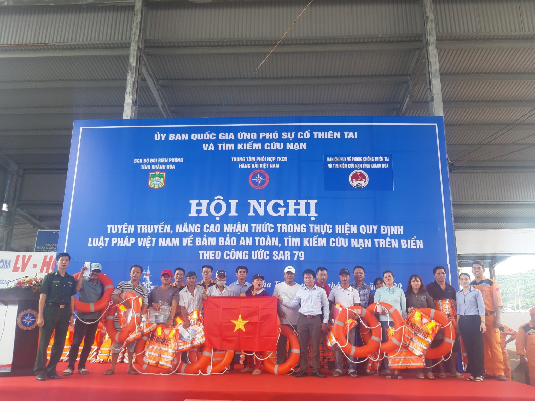 Hình ảnh minh họa bài viết: SÁT CÁNH CÙNG NGƯ DÂN ĐỂ VƯƠN KHƠI